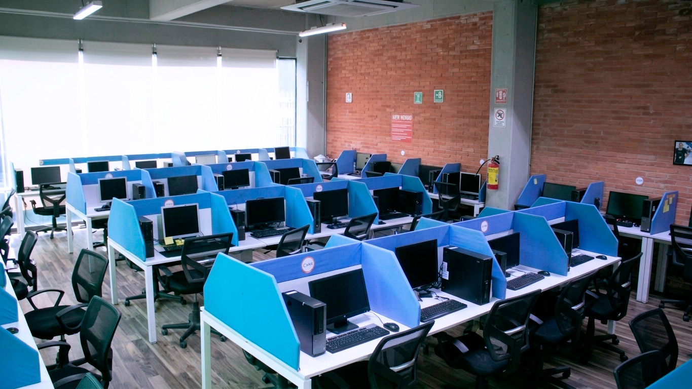 Equipo Telat Group trabajando en piso operativo